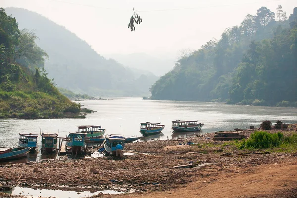 Nam U River et bateau local dans la soirée . — Photo