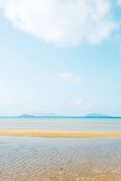 Paysage mer tropicale sur été ensoleillé . — Photo