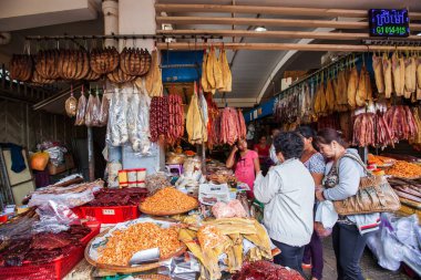 Phn 'deki Phsa Thmei Market' teki kuru balık dükkanında bir grup turist