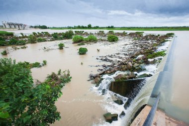 Yağmur mevsimi, Prek Thnot Nehri veya Stung Prek Thnot Tehdit Ediyor 