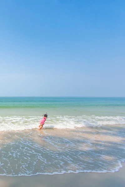 Adorable niña corriendo y jugando en la playa tropical en su — Foto de Stock