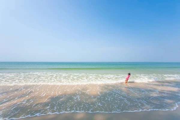 Schattig klein meisje rennen en spelen op tropisch strand in su — Stockfoto