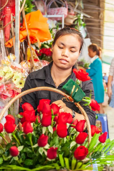 Portrait de jeunes femmes khmères fleuristes faisant bouquet de beauté de r — Photo