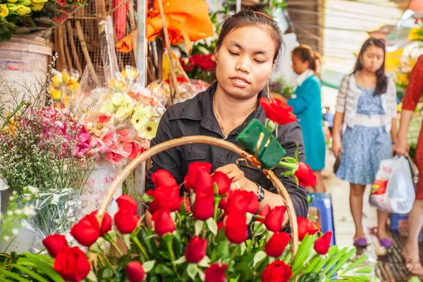 Portret młodych Khmer kwiaciarnia kobiety podejmowania piękno bukiet r — Zdjęcie stockowe