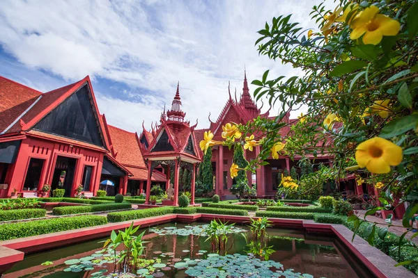 Tradicionális Khmer építészet és a gyönyörű udvaron a na — Stock Fotó