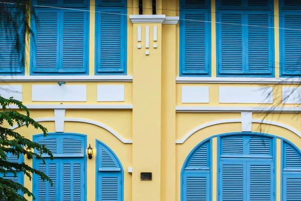 Lindo edifício colonial francês. Kampot, Camboja do Sul , — Fotografia de Stock