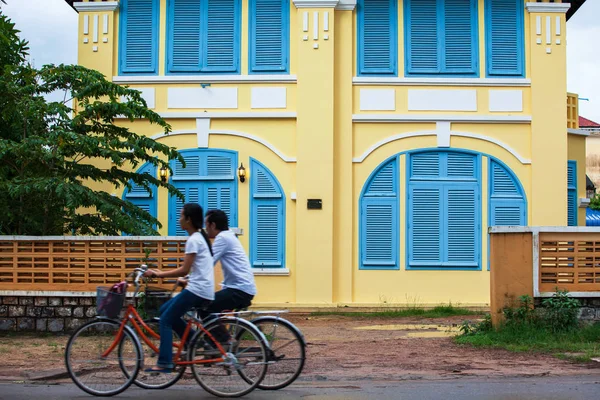 Pár Khmer tizenévesek lovaglás kerékpár pass régi francia gyarmati építeni — Stock Fotó