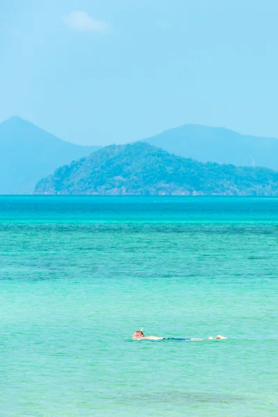 Férfi turista búvárkodás a kék tenger a napsütéses nap. — Stock Fotó