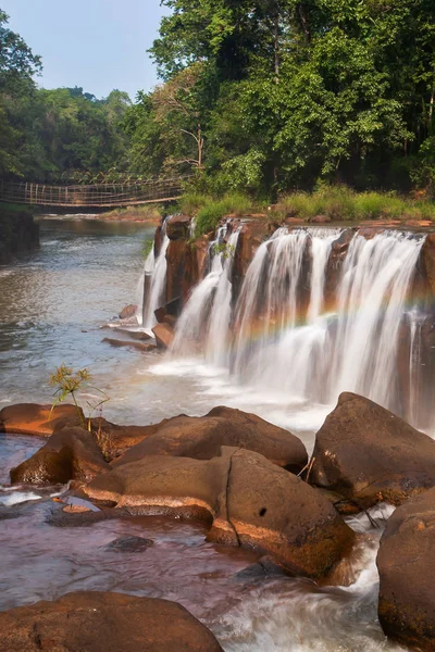 熱帯の滝の上に優しく虹. — ストック写真