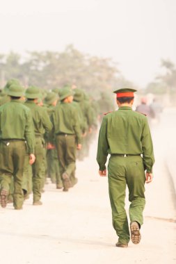Sokakta yürüyen bir grup genç Vietnamlı..