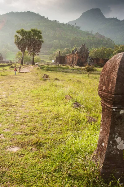 Antigos pilares de arenito de escultura em Vat Phou, Laos do Sul. Cou... — Fotografia de Stock