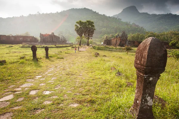 Antigos pilares de arenito de escultura em Vat Phou, Laos do Sul . — Fotografia de Stock