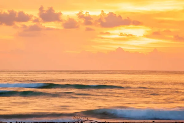 Fantastische schilderachtige zeegezicht in de schemering. — Stockfoto