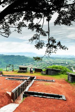 Ziyaret eden turistler Khao Kho Dağı 'nın tepesine hendek kazdılar. Tayland Komünist Partisi ve Tayland Hükümeti arasındaki çatışmada bu bölge savaş alanıydı..