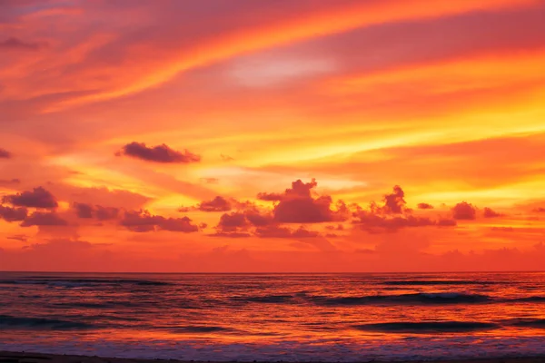 Dramatische Zonsondergang Hemel Boven Tropische Zee Kunst Van Rimpelwolken Reflectie — Stockfoto