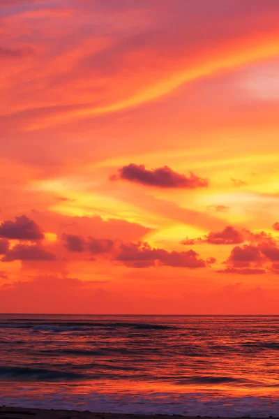 Dramatische Zonsondergang Hemel Boven Tropische Zee Kunst Van Rimpelwolken Reflectie — Stockfoto