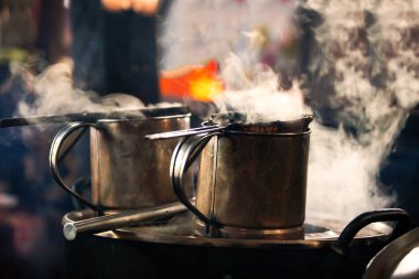 Kumaş filtre kahve ve eski paslanmaz çelik kaplar Luang Prabang, Laos 'taki eski kahve dükkanında buharlı. Yemek kültürü. Seçici odak.