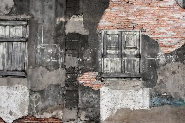 Antik evin eski tuğla duvar dokusu, soyut kaba, çatlak, aşınmış, hasarlı alçı ve eski ahşap pencere. Tam çerçeve.