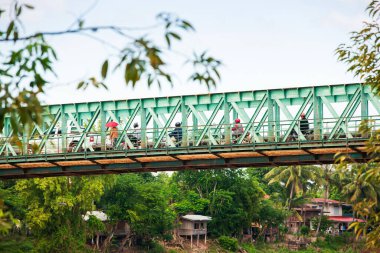 Mekong Nehri 'nin üzerindeki eski yeşil çelik köprünün altında. Pakse, Güney Laos.