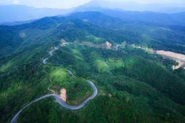 Tayland ve Myanmar sınırı yakınlarındaki dağ asfalt yolu ve toprak yol havadan görünüyor..