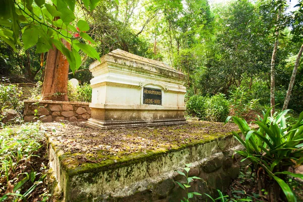 Henry Mouhots Tumba Cerca Del Río Nam Khan Luang Prabang — Foto de Stock