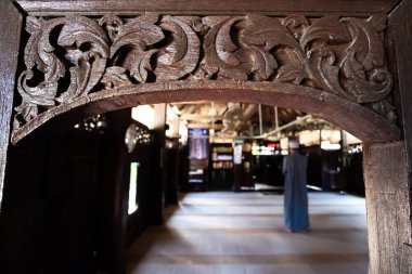 Mescid Telok Manok ya da Talomanao Camii 'nin antik ahşap camii, erkek müslüman duası arka planda bulanıklaştı. Narathiwat, Güney Tayland. Cami halka açıktır..