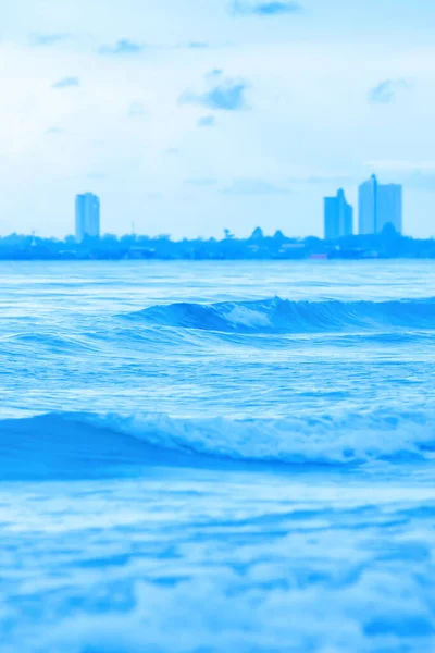 Спокойное Синее Море После Бурных Дней Курортный Город Размылся Заднем — стоковое фото