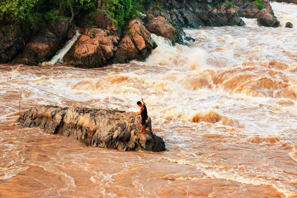 Laotiska Fiskare Står Den Snabba Medan Kastar Fiskenät Mekongfloden Phi — Stockfoto
