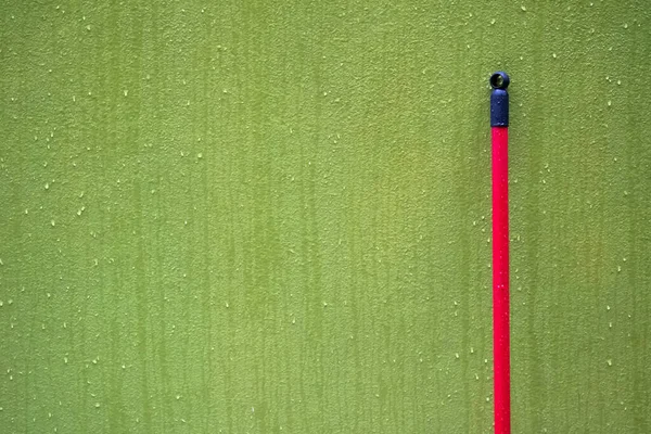 Roter Wischmopp Stützt Sich Regen Gegen Nasse Grüne Wand — Stockfoto