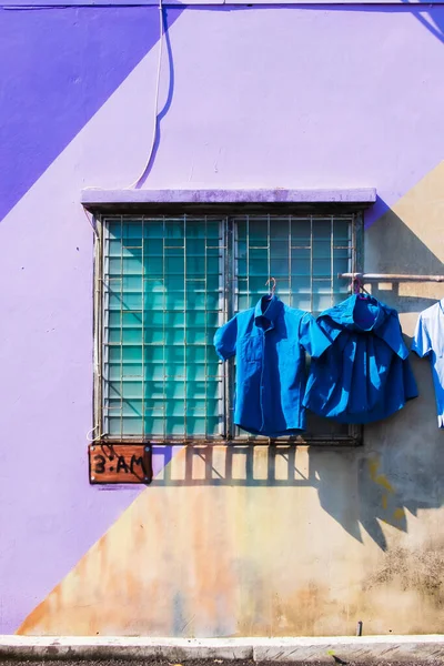 Bambus Czystymi Ubraniami Graffiti Ścianie Domu Starym Mieście Yala Południowa — Zdjęcie stockowe