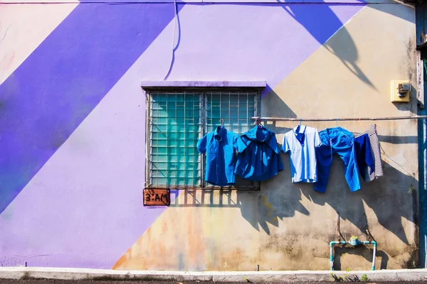 Bambus Čistým Oblečením Graffiti Zdi Domu Starém Městě Yala Jižní — Stock fotografie