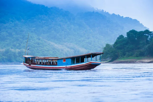 Παραδοσιακό Ξύλινο Σκάφος Στον Ποταμό Μεκόνγκ Πρωί Μπλε Βουνά Και — Φωτογραφία Αρχείου