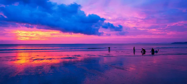 Familia Asiática Descargando Captura Playa Atardecer Nubes Dramáticas Cielo Atardecer — Foto de Stock