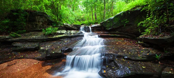 Reiner Tropischer Wasserfall Urwald Der Regenzeit Frisches Und Üppiges Moos — Stockfoto