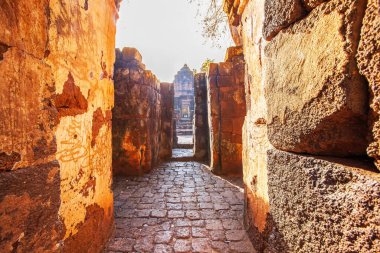Mueang Sing Tarihsel Parkı antik bir Khmer İmparatorluğu 'nun bulunduğu yer, ana girişten görünüşü, ruhsal taş merdiven, taş duvarlarla çerçevelenmiş. Seçici odak.