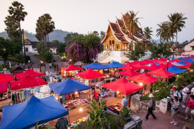 Luang Prabang, Laos - 3 Kasım 2011 Kraliyet Sarayı Müzesi yakınlarındaki renkli gece marketi. Luang Prabang.