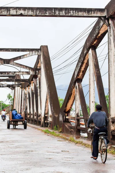 Peuple Khmer Vélo Moto Travers Ancien Pont Ancien Pont Été — Photo