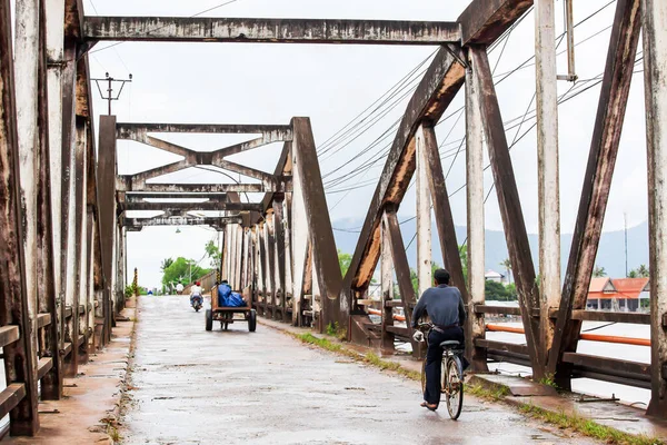 Peuple Khmer Vélo Moto Travers Ancien Pont Ancien Pont Été — Photo