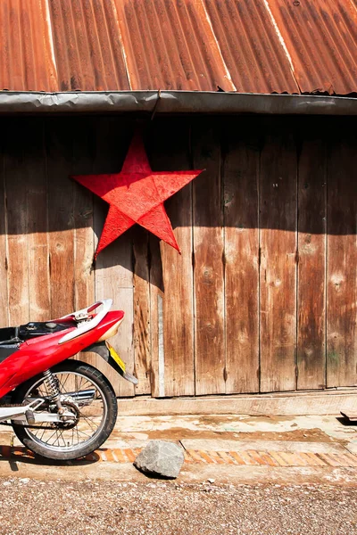 一辆红色摩托车停在旧木屋前面 上面有一盏纸红色星光灯笼 Luang Prabang North Lao Unesco Non Tangible Cultural — 图库照片
