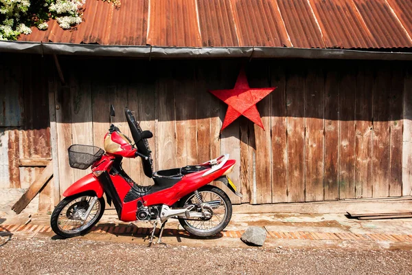 一辆红色摩托车停在旧木屋前面 上面有一盏纸红色星光灯笼 Luang Prabang North Lao Unesco Non Tangible Cultural — 图库照片