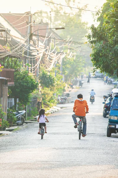 Laotian Pai Filha Andar Bicicleta Beco Noite Estilo Vida Simples — Fotografia de Stock