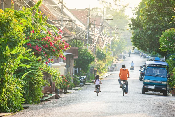 Père Fille Laotiens Vélo Dans Ruelle Soir Style Vie Simple — Photo