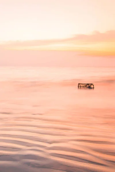 Una Tranquila Playa Tropical Atardecer Hermosa Suave Trampa Peces Ondulados — Foto de Stock