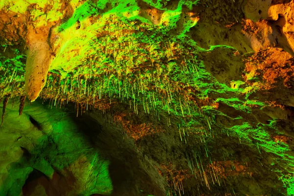 Mágico Dentro Antiga Caverna Calcário Estalagmite Verde Fantástico Brilhando Luzes — Fotografia de Stock