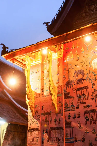 黄昏时分 华生通美丽的古寺 背景上的彩灯映照在墙上的彩色玻璃上 映衬着蓝天 老挝卢安普拉邦 寺庙是对公众开放的 — 图库照片