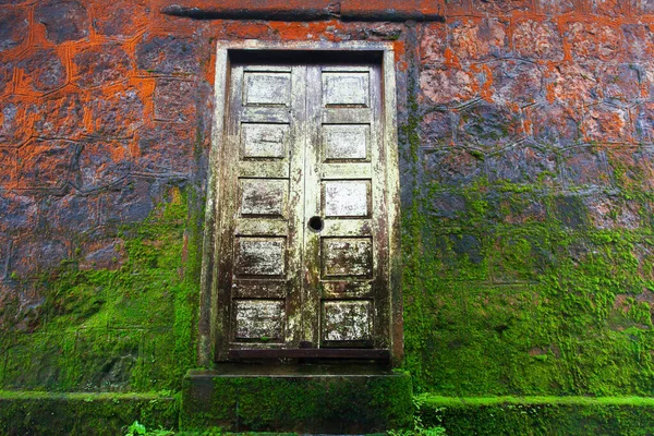 古代寺院の白い木製のドアと砂岩の壁に成長幻想的なオレンジと緑の苔 カンボジア カンボジア ワット サンポフ プログラム — ストック写真