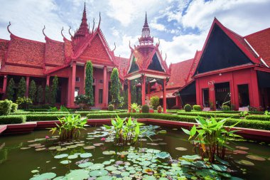 Kamboçya Ulusal Müzesi 'nin güzel avlusu ve zarif dış görünüşü. Çiçekli nilüferlerle dolu tropikal bir gölet. Phnom Penh, Kamboçya. Müze halka açıktır..