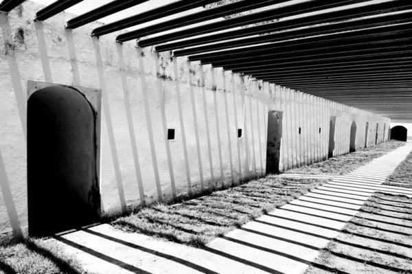 Абстрактна Смугаста Тінь Стіні Стародавнього Форту Сонячний Промінь Просвічується Через — стокове фото