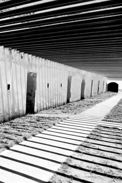 Абстрактна Смугаста Тінь Стіні Стародавнього Форту Сонячний Промінь Просвічується Через — стокове фото