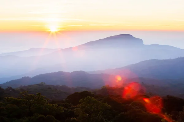 Wunderbarer Sonnenaufgang Über Dem Berggipfel Magischer Sternförmiger Strahl Von Der — Stockfoto
